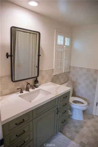 Shared bathroom between bedroom 2 & 3