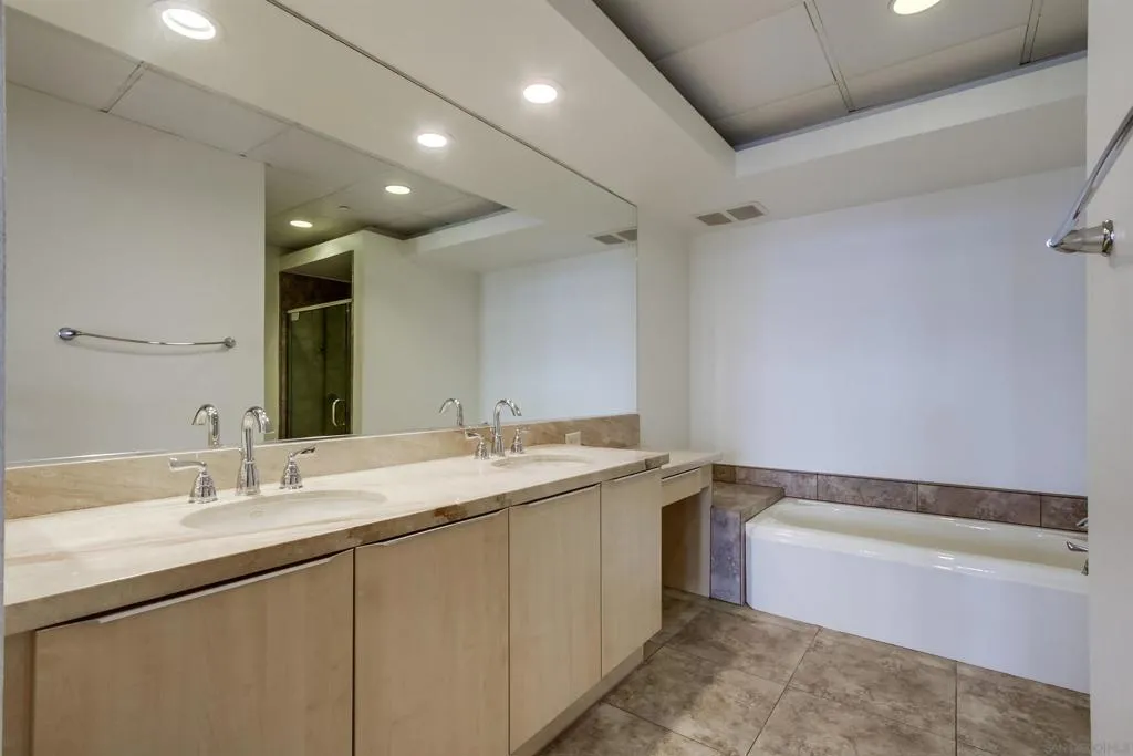 877 Island 807, San Diego, California 92101 home-pic-30