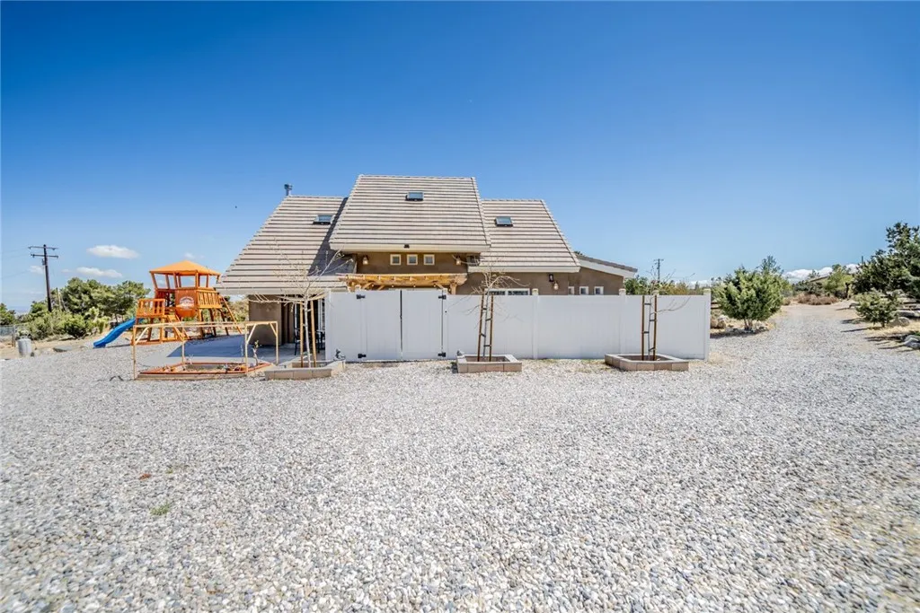 10022 Silver Rock Road, Pinon Hills, California 92372 home-pic-3