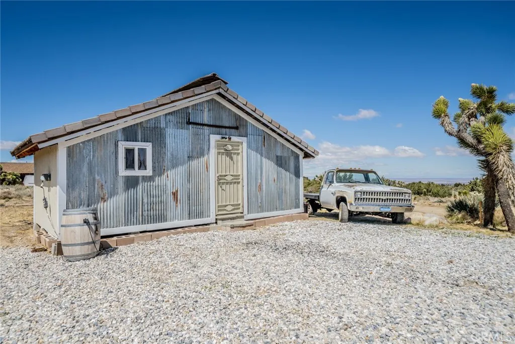 10022 Silver Rock Road, Pinon Hills, California 92372 home-pic-43