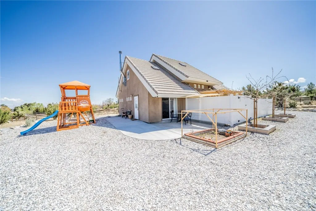10022 Silver Rock Road, Pinon Hills, California 92372 home-pic-1