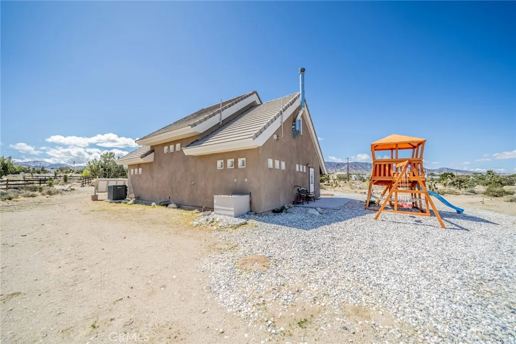 10022 Silver Rock Road, Pinon Hills, California 92372 home-pic-2