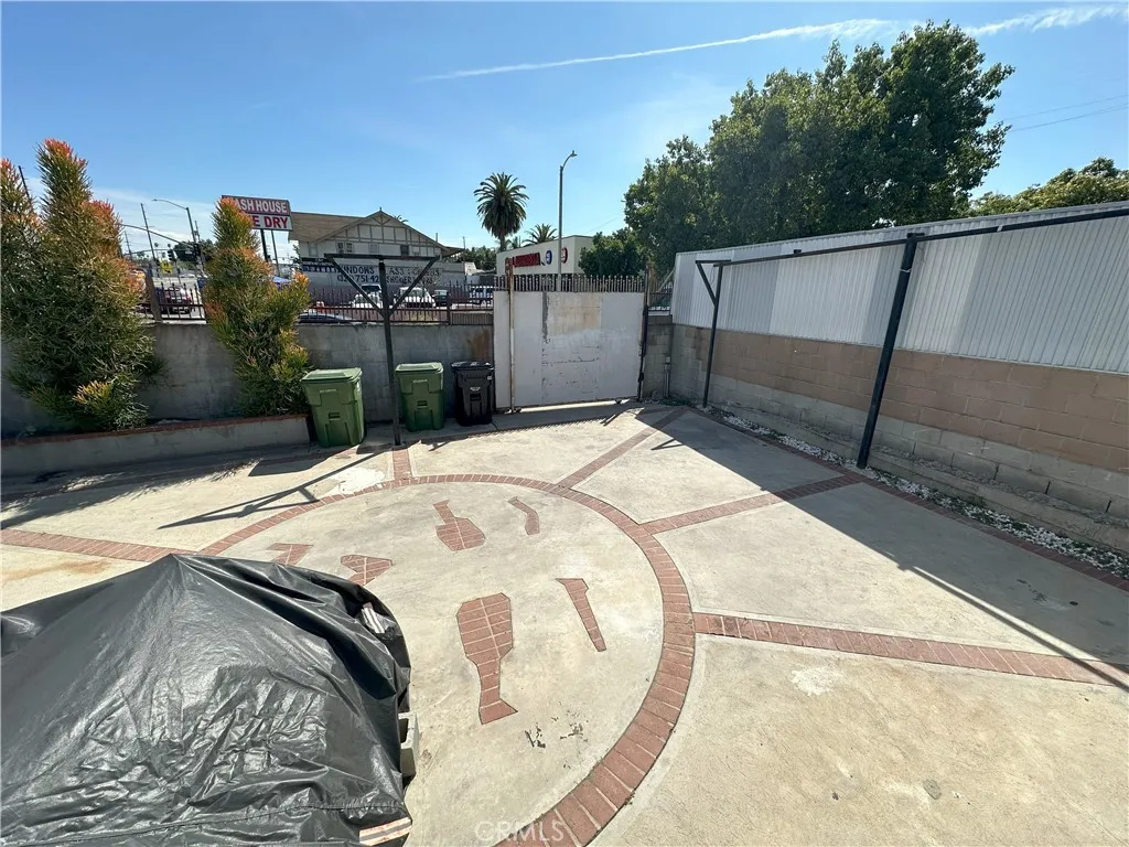 7515 S Vermont Avenue, Los Angeles, California 90044 home-pic-17