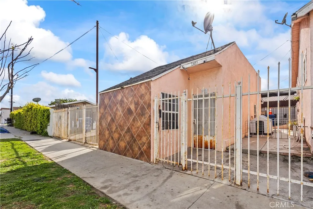 7705 S Vermont Avenue, Los Angeles, California 90044 home-pic-7