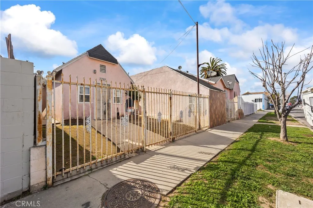 7705 S Vermont Avenue, Los Angeles, California 90044 home-pic-9