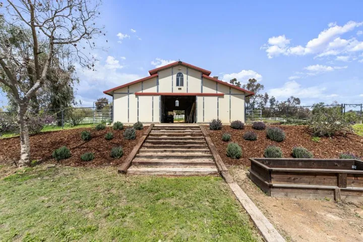 Barnmaster Barn with 6 stalls