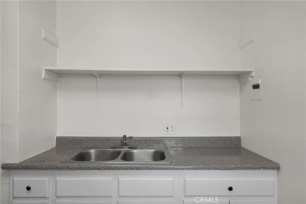 3322 W 63rd Street, Los Angeles, California 90043 home-pic-18