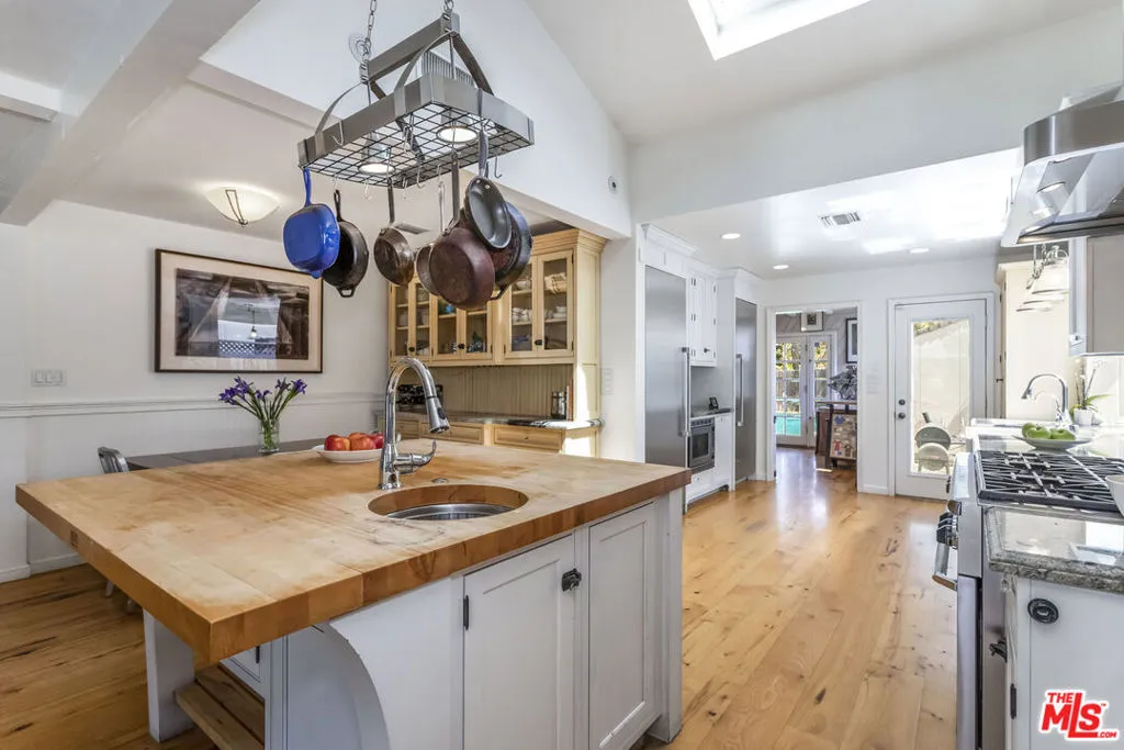 5232 Irvine Avenue, Valley Village, California 91601 home-pic-5