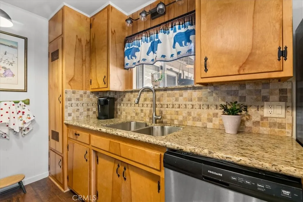 220 Whipple Drive, Big Bear City, California 92314 home-pic-9