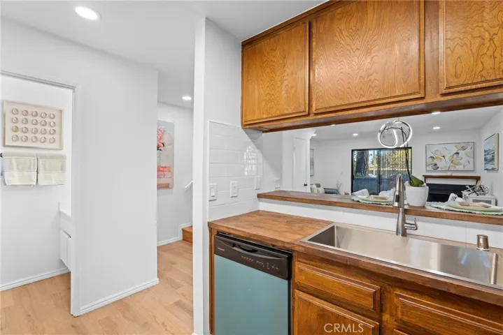15113 Saticoy Street 14, Van Nuys, California 91405