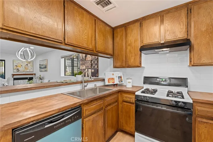 15113 Saticoy Street 14, Van Nuys, California 91405