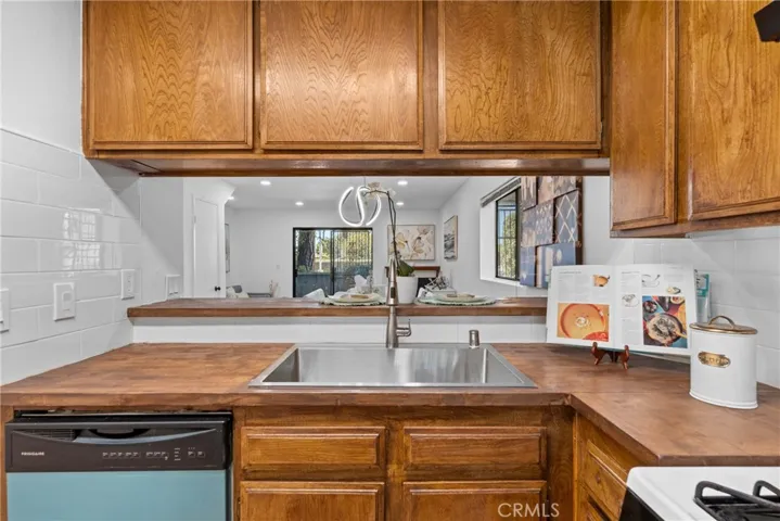 15113 Saticoy Street 14, Van Nuys, California 91405