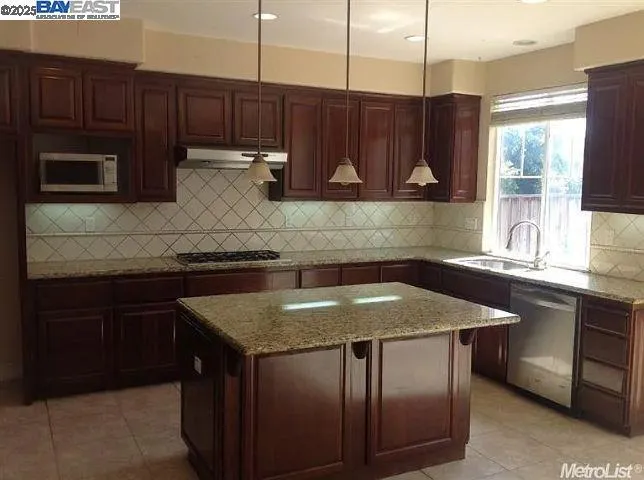 15991 Covered Bridge Way, Lathrop, California 95330