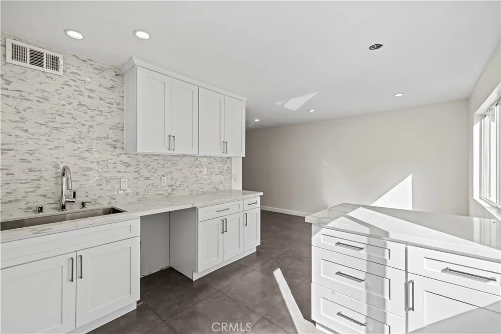 9702 Via Roma, Burbank, California 91504 home-pic-15