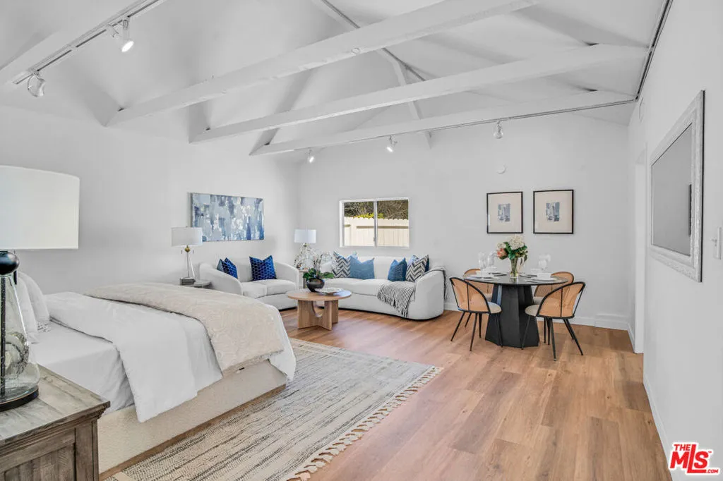 18063 Burbank Boulevard, Encino, California 91316 home-pic-31