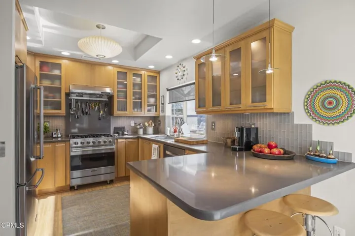 17-web-or-mls-UpmarketMedia_688Kick-78