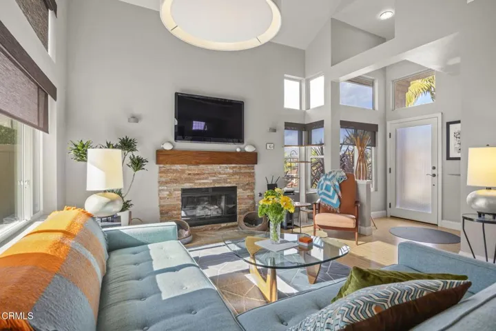 12-web-or-mls-UpmarketMedia_688Kick-60