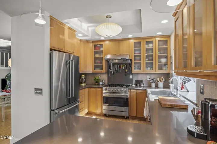 18-web-or-mls-UpmarketMedia_688Kick-81
