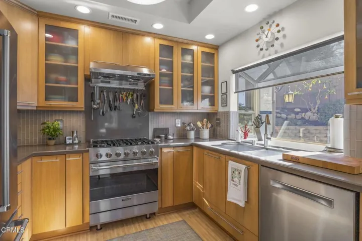 19-web-or-mls-UpmarketMedia_688Kick-84