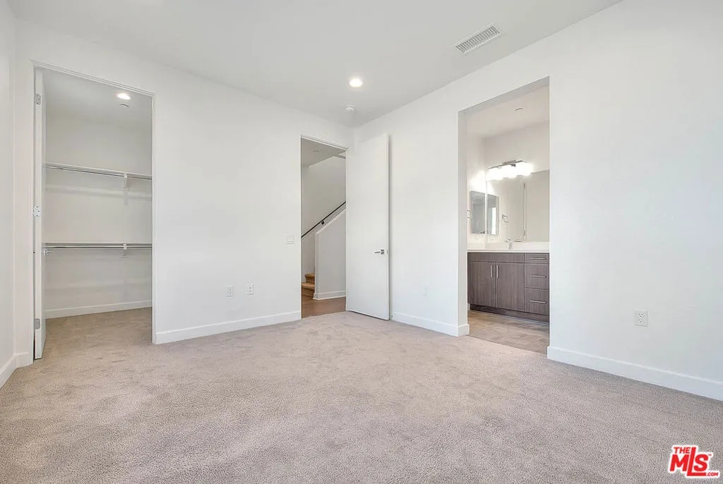 6910 N Tierno Lane, Los Angeles, California 90038 home-pic-40