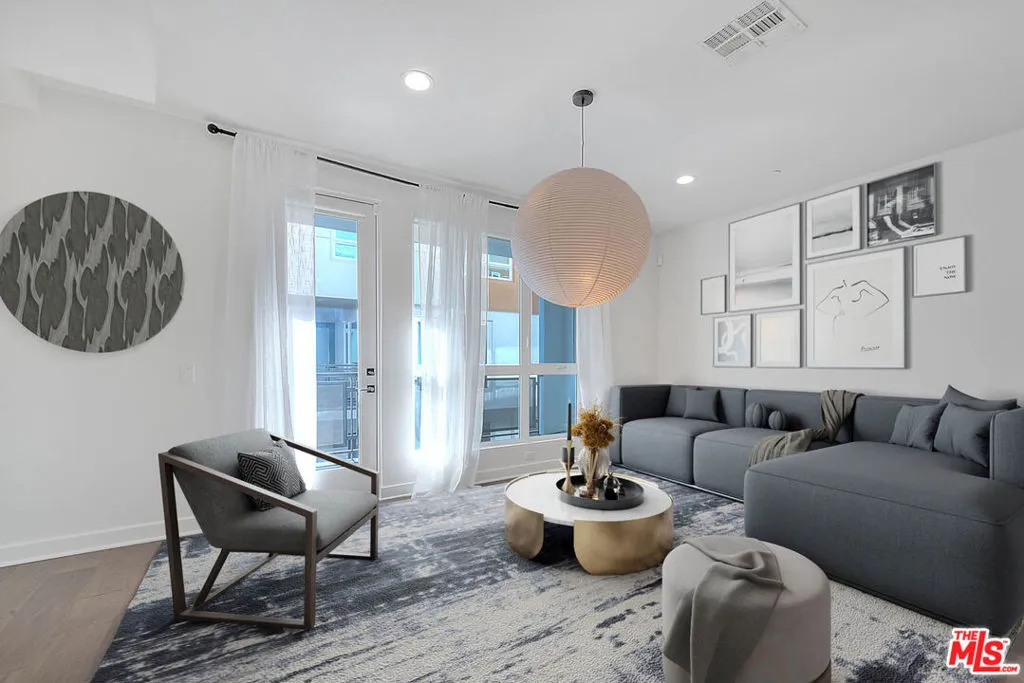 6910 N Tierno Lane, Los Angeles, California 90038 home-pic-18