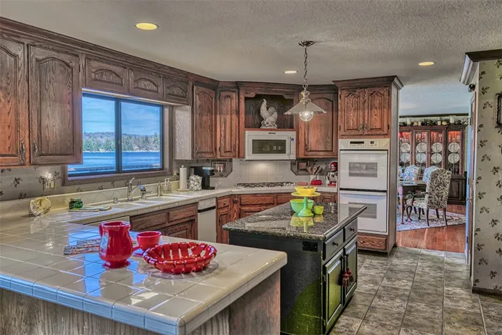 27990 Peninsula Drive N, Lake Arrowhead, California 92352