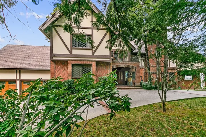 27990 Peninsula Drive N, Lake Arrowhead, California 92352
