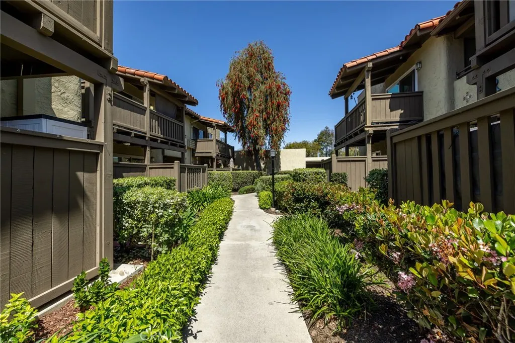 1345 Cabrillo Park Drive 14, Santa Ana, California 92701 home-pic-14