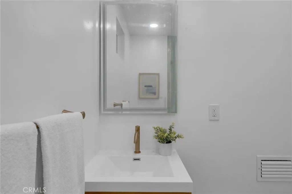 6374 Macal Place, Los Angeles, California 90068 home-pic-22