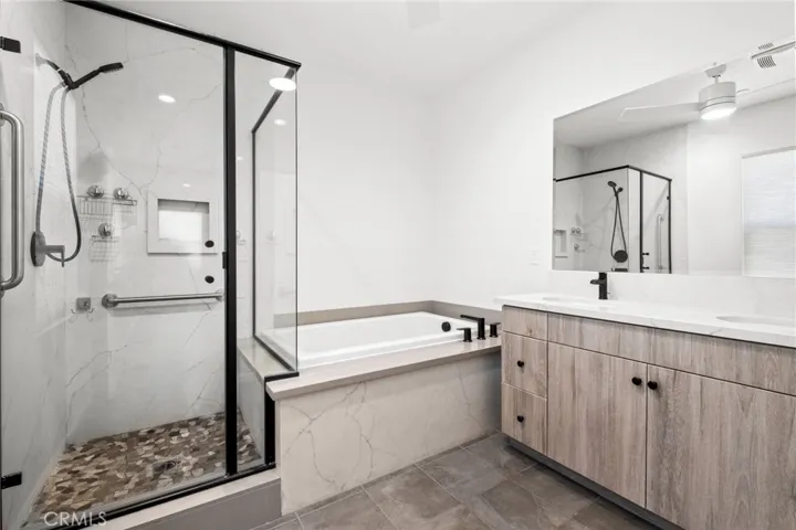 Primary en suite bathroom