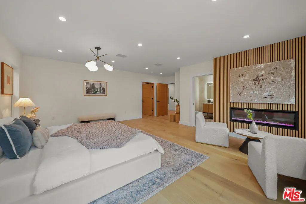 665 S Mccadden Place, Los Angeles, California 90005 home-pic-14