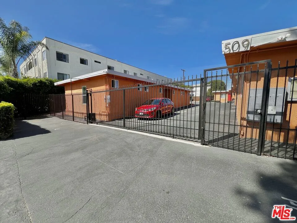 509 E Hyde Park Place, Inglewood, California 90302, 8 Bedrooms Bedrooms, ,9 BathroomsBathrooms,Residential Income,For Sale,Hyde Park,25522925