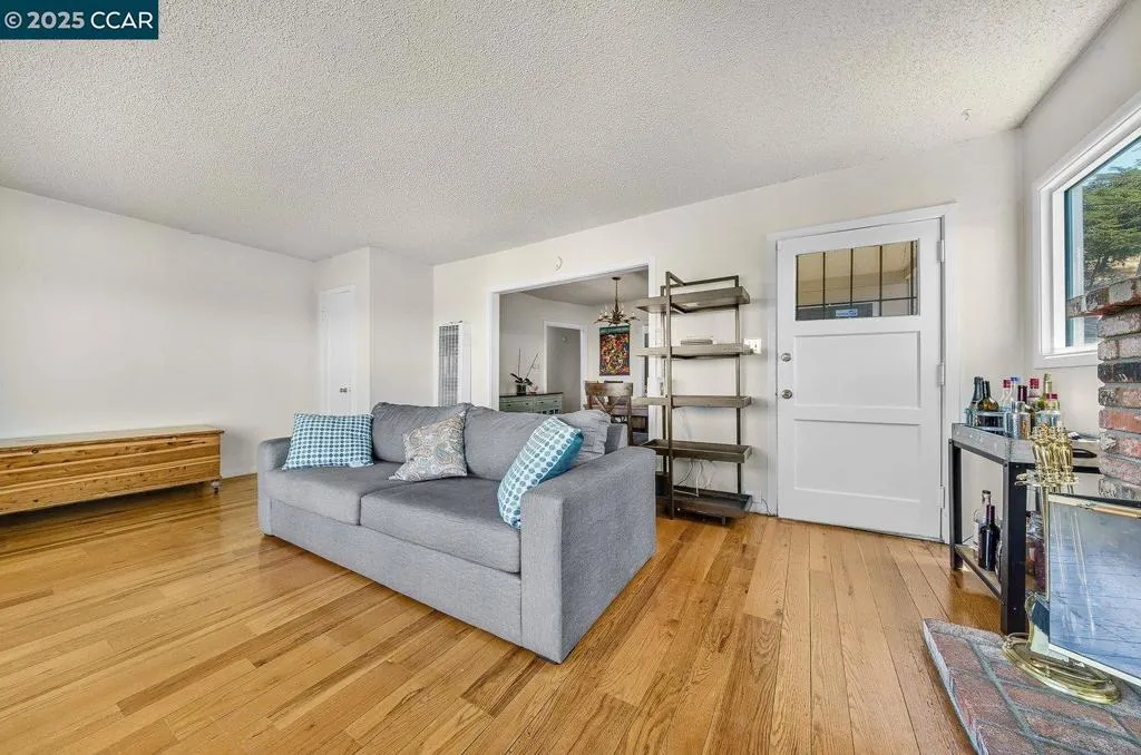 9305 Burr St, Oakland, California 94605 home-pic-9