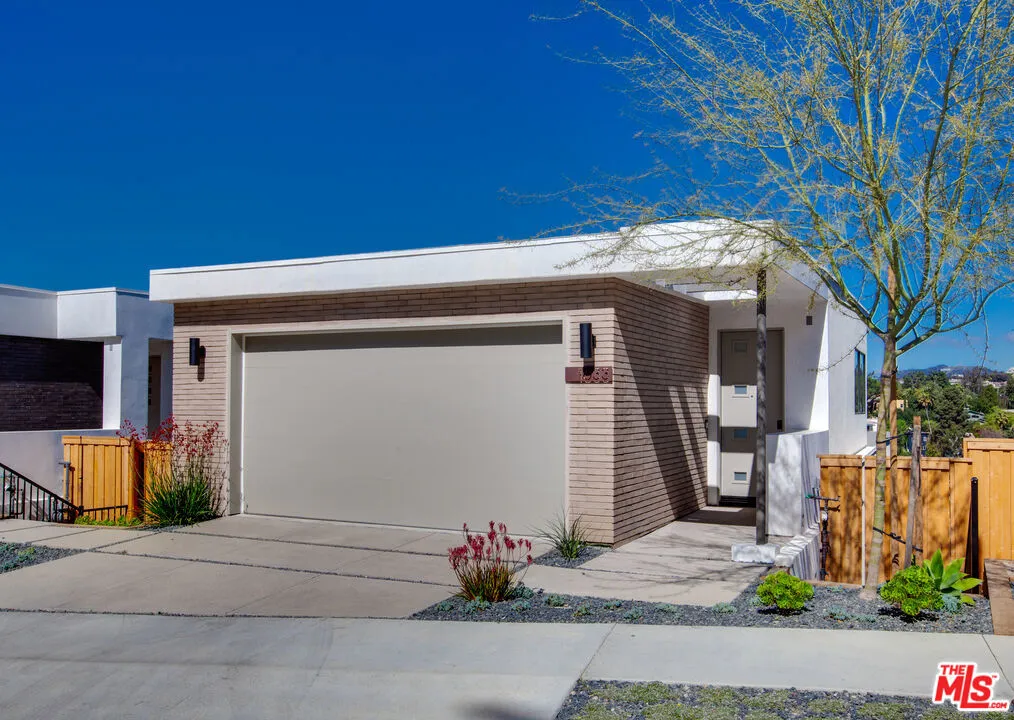 1633 N Bruce Court, Los Angeles, California 90026 home-pic-2