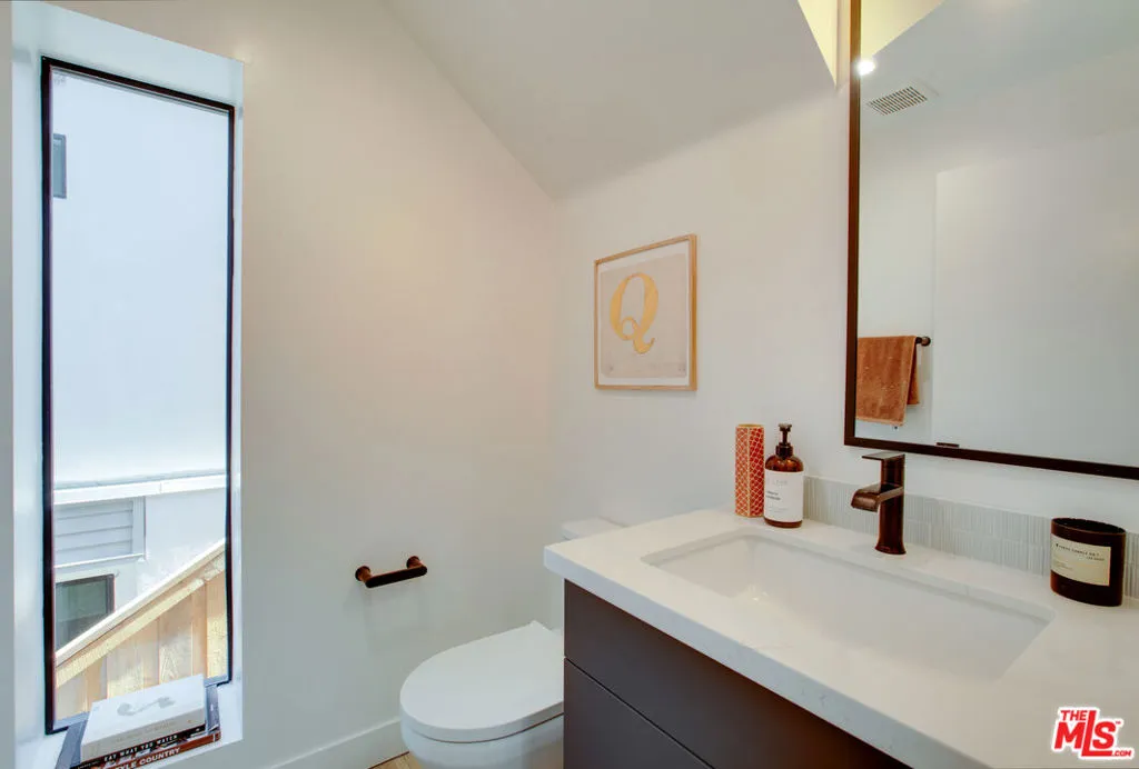 1653 N Bruce Court, Los Angeles, California 90026 home-pic-26