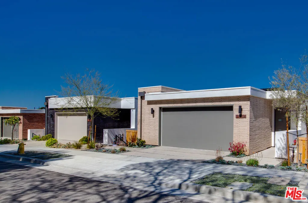 1649 N Bruce Court, Los Angeles, California 90026 home-pic-2