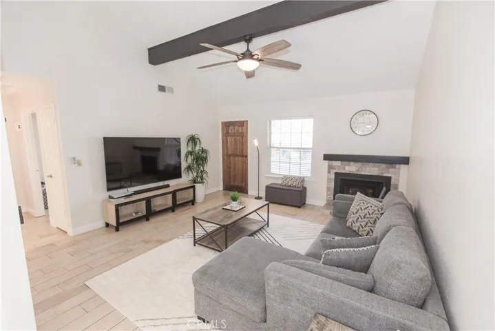 1472 Mayflower Way, Clovis, California 93612