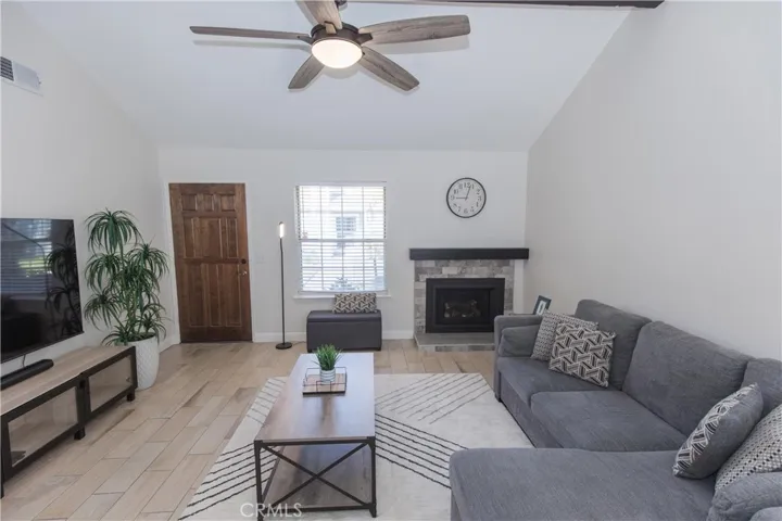 1472 Mayflower Way, Clovis, California 93612