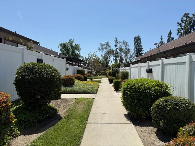 2242 Loma Alta Drive 19, Fullerton, California 92833