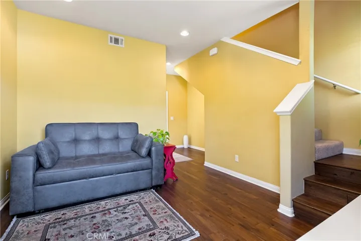 Large entry with room for speeler sofa