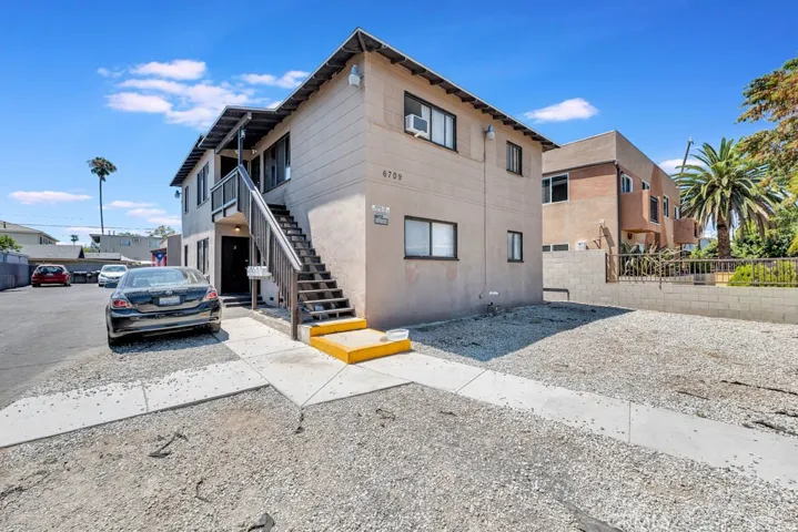 6709 Lemp Avenue, North Hollywood, California 91606