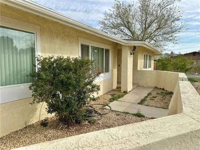 15160 Flathead Road, Apple Valley, California 92307