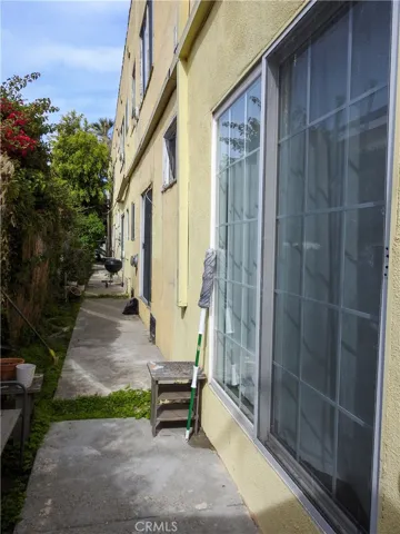 1102 S Mariposa Avenue, Los Angeles, California 90006
