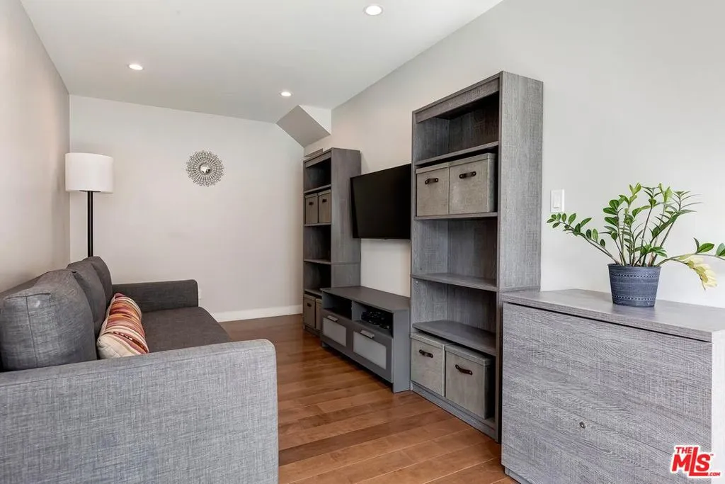 11201 Segrell Way, Culver City, California 90230 home-pic-19