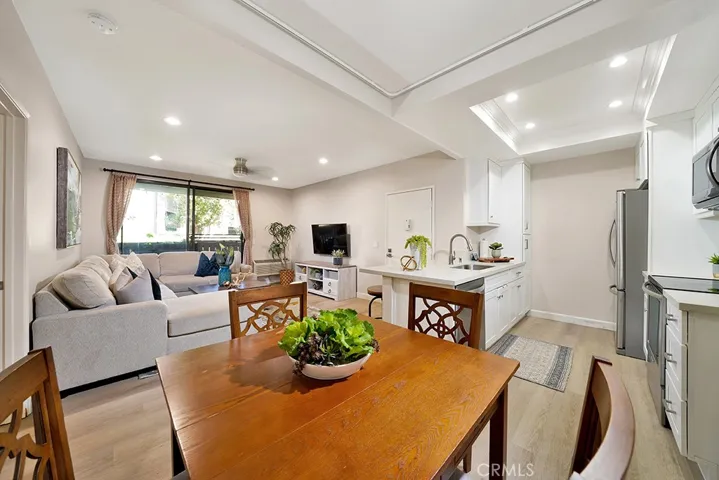 Eating area adjacent to the kitchen with a view to the outdoors