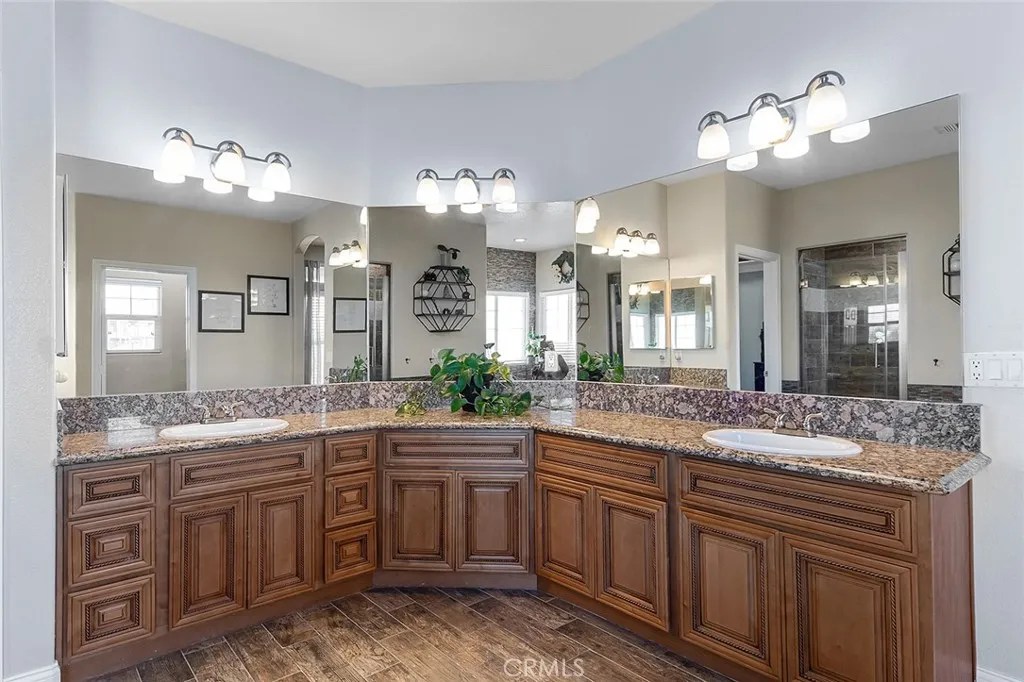 7922 Los Palmas Drive, Oak Hills, California 92344 home-pic-23