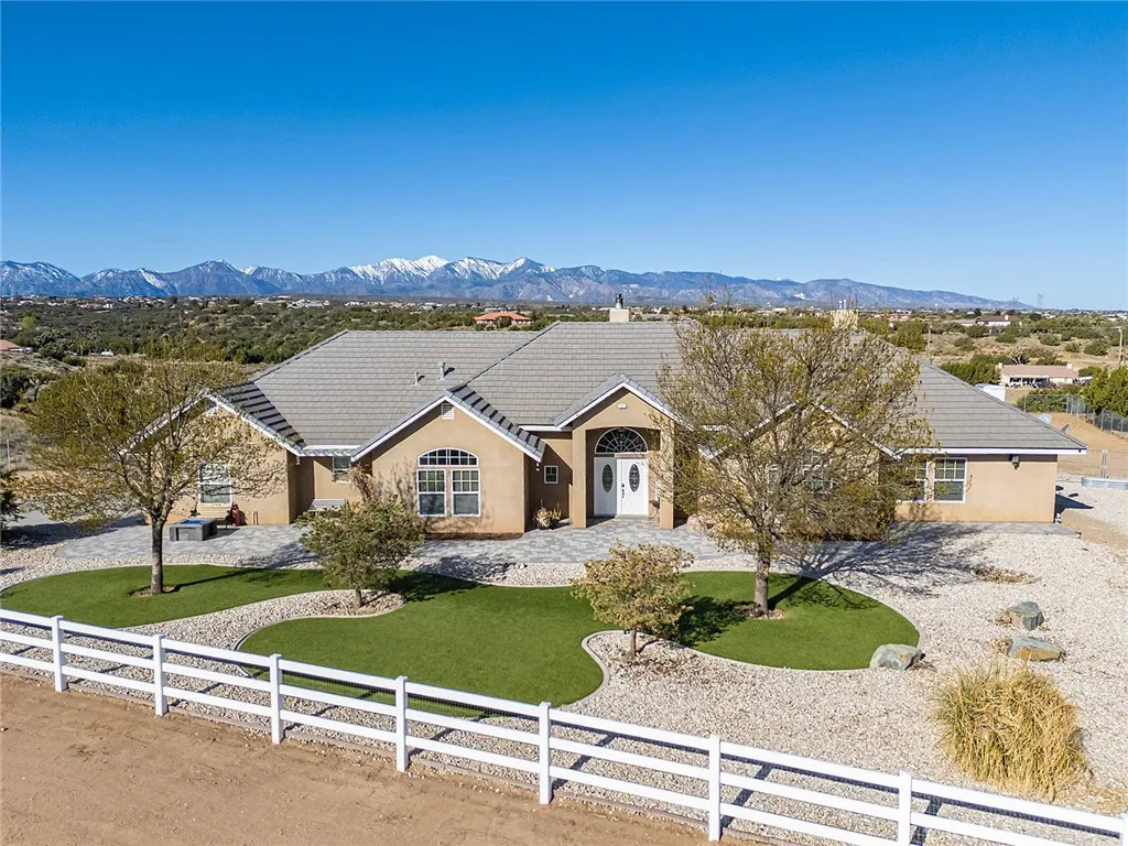 7922 Los Palmas Drive, Oak Hills, California 92344 home-pic-1