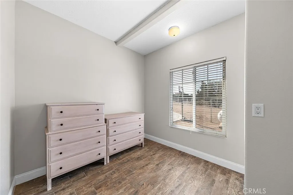 7922 Los Palmas Drive, Oak Hills, California 92344 home-pic-37