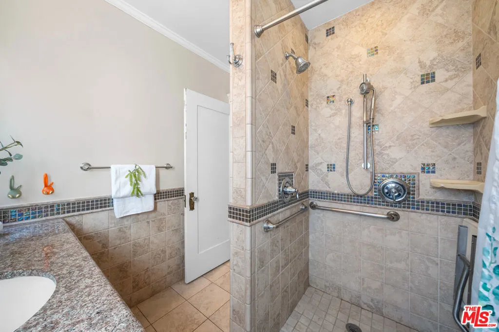 1728 N Van Ness Avenue, Los Angeles, California 90028 home-pic-20