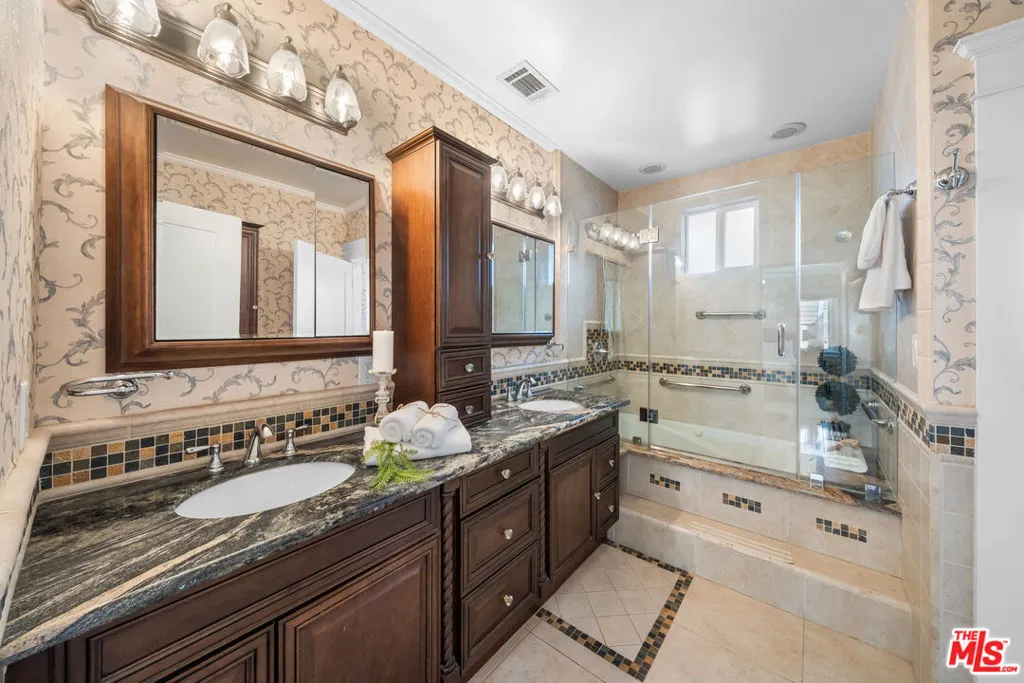 1728 N Van Ness Avenue, Los Angeles, California 90028 home-pic-30